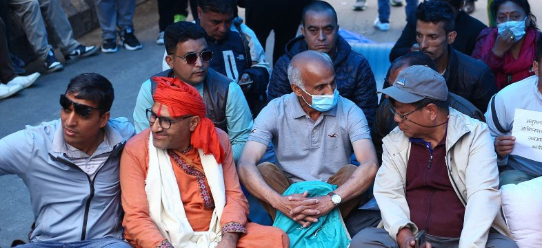 महावीरको धर्नास्थल पुगे डा. गोविन्द केसी