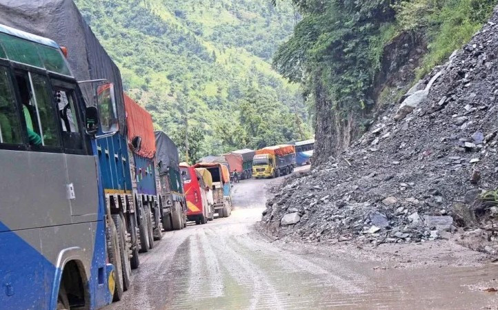 अवरुद्ध पृथ्वी राजमार्ग एकतर्फी खुल्यो