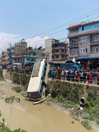तारकेश्वको शेषमतिमा बस दुर्घटना : १० जना घाइते, एकको निधन