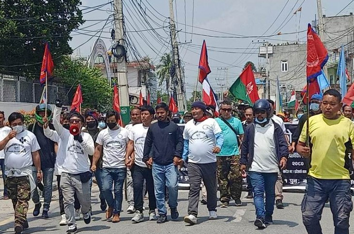 विराटनगरको देवकोटा चोकमा तनावग्रस्त,प्रहरीले बर्सायो पानीको फोहोरा