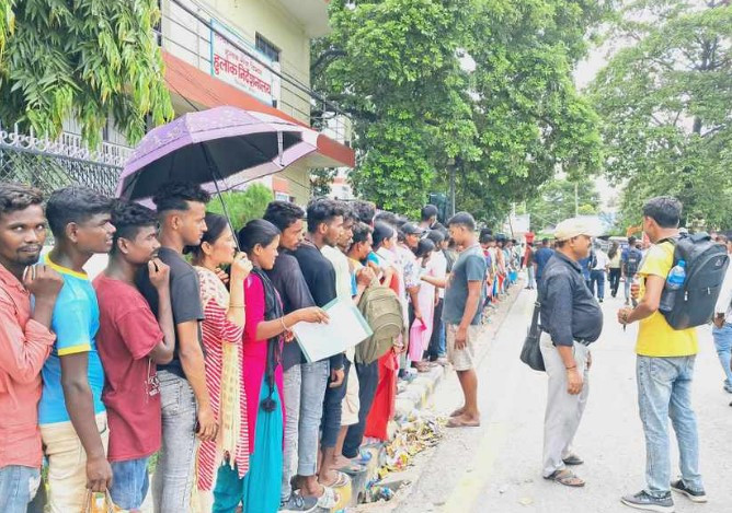 जिल्ला प्रशासन कार्यालय मोरङमा नागरिकता लिनेको घुइचो