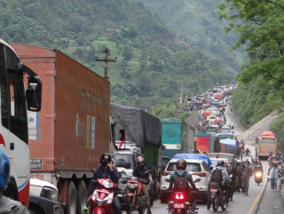 दसैंमा नारायणगढ–काठमाडौं सडकखण्डमा ठूला मालवाहक सवारी चलाउन रोक, २५ असोजदेखि ८ कात्तिकसम्म लागू