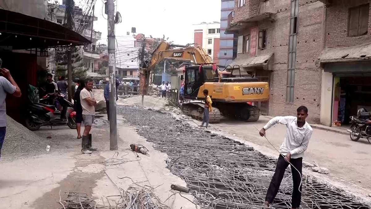 सामाखुसी खोलामाथिको ढलान काठमाडौं महानगरले भत्काउँदै