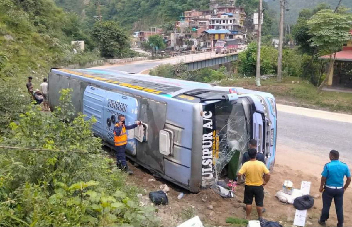 धादिङमा बस दुर्घटना