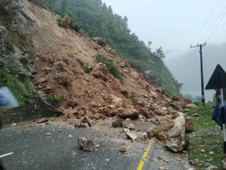 सुक्खा पहिराका कारण दुई दिनदेखि अवरुद्ध बेनी–दरबाङ सडक अझै खुलेन