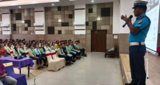 विद्यार्थीलाई सडकमै ट्राफिक सचेतना गराइँदै
