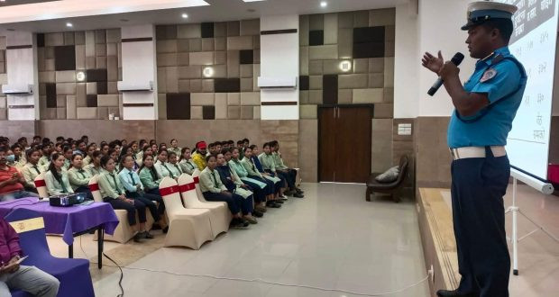 विद्यार्थीलाई सडकमै ट्राफिक सचेतना गराइँदै
