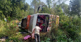 दाङमा बस दुर्घटना हुँदा दुईको मृत्यु, २२ जना घाइते