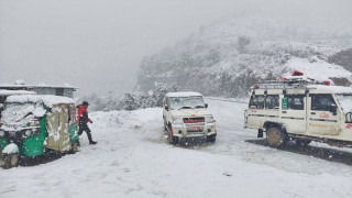हिमपातले मध्यपहाडी लोकमार्ग अवरुद्ध