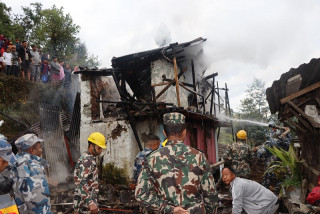 विद्युत् सट भएर फुङ्लिङमा आगलागी, ५ लाख बराबर क्षति