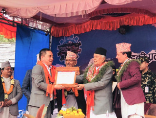 बागलुङ महोत्सवको अवसरमा प्रभु बैङ्क सिइओ शेरचनलाई गृह जिल्लामा सम्मानित