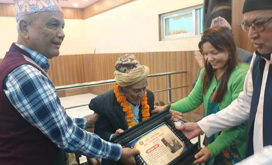 दमक नगरपालिकाद्वारा  १०७ वर्षीय घिमिरेलाई नगर पिता घोषित