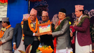 बागलुङ महोत्सवको अवसरमा उद्योग वाणिज्य महासङ्घका अध्यक्ष ढकाल गृह जिल्लामा सम्मानित