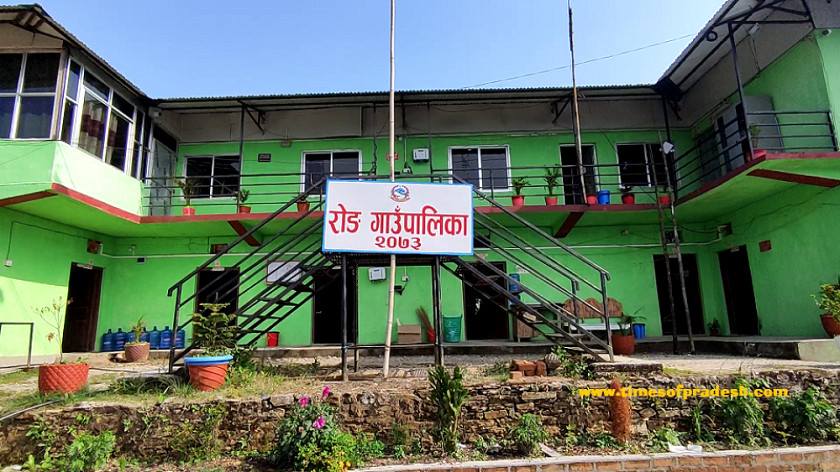अभिभावक पढाउँदै रोङ गाउँपालिका