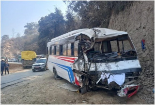 धादिङमा बस र ट्रक ठोक्किँदा २० जनाभन्दा बढी घाइते