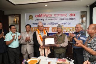 प्रेस काउन्सिलका अध्यक्ष बस्नेत 'हिमडमरु' उपाधिसहित सम्मानित