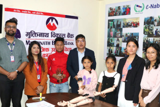 बालबालिकालाई मुक्तिनाथ विकास बैंकद्वारा कृत्रिम हात सहयोग