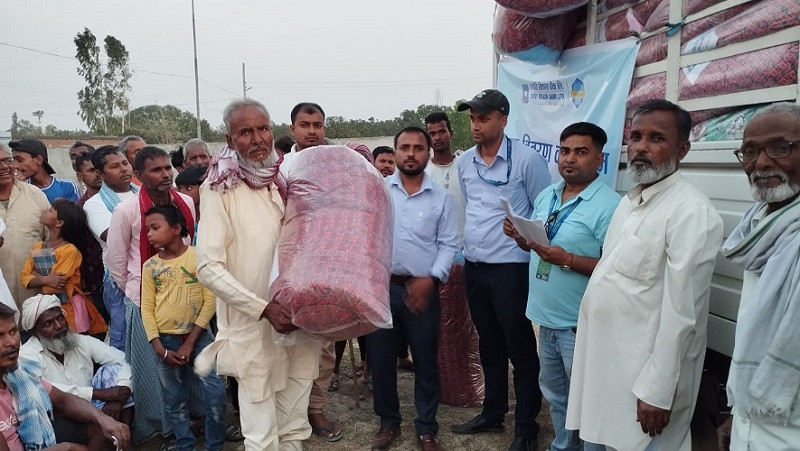 ज्योति विकास बैंकद्वारा महोत्तरी आगलागी पीडितलाई राहत सामग्री वितरण