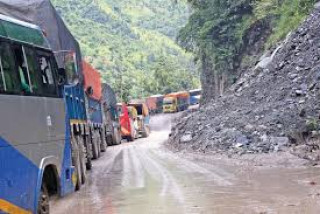 पहिरो पन्छाएपछि पृथ्वी राजमार्ग पुनःसञ्चालनमा