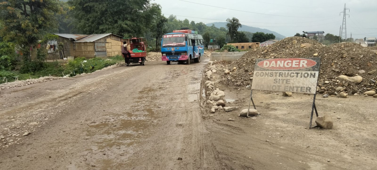 नारायणगढ –बुटवल सडक  :  वर्षाका कारण विस्तारको काम रोकियो   