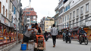 महानगरले न्युरोडमा फुटपाथ विस्तारको काम फेरि थाल्यो