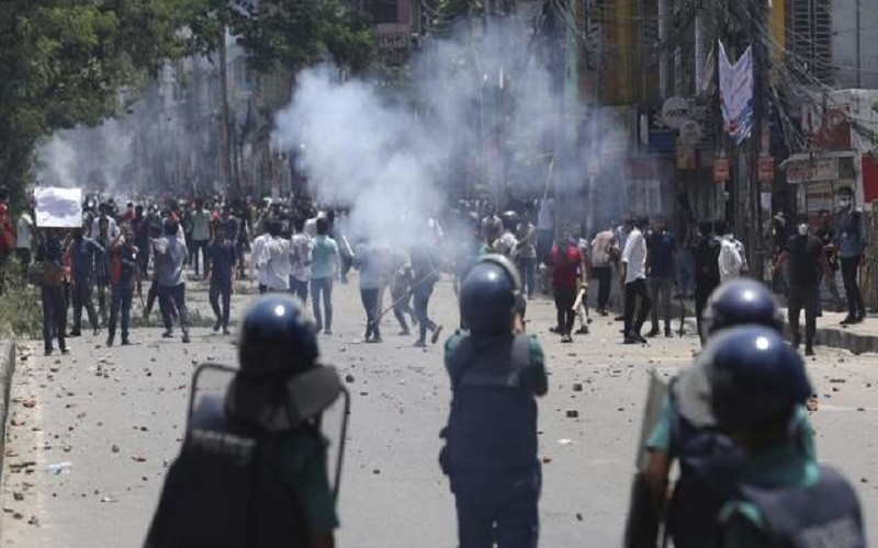  बङ्गलादेशमा आरक्षण विरोधी आन्दोलन चर्किएपछि देशभर कर्फ्यु