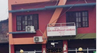 मजदुरले तालाबन्दी गरेपछि  सुखीपुर नगरपालिकाको सेवा प्रभावित