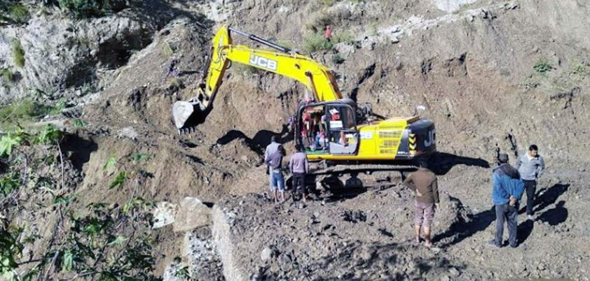 अविरल वर्षाले कर्णाली राजमार्ग अवरुद्ध, सयौं यात्रुहरू अलपत्र