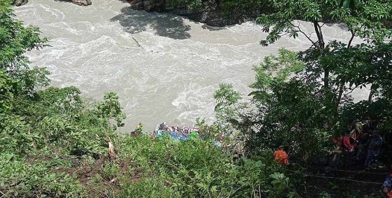 तनहुँ बस दुर्घटना : मृतकका शवको परीक्षण शुरू