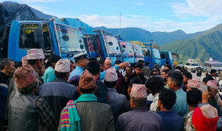 चार दिनदेखि कर्णाली राजमार्ग अवरुद्ध , करोडौँ रुपैयाँको स्याउ अलपत्र
