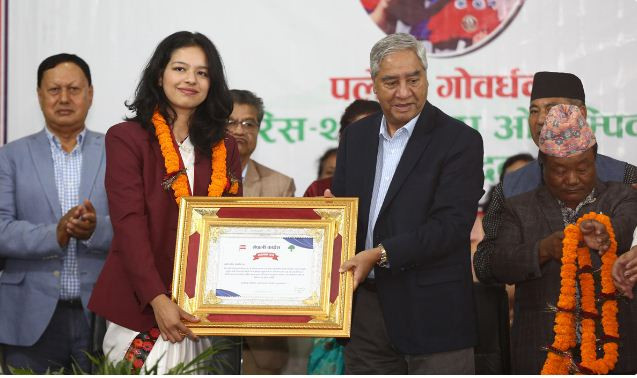 कांग्रेसले ग-यो पलेशालाई ५ लाख रुपैयाँसहित  सम्मान