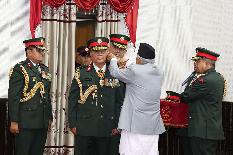 राष्ट्रपतिद्वारा नवनियुक्त प्रधानसेनापतिलाई महारथीको दर्ज्यानी चिह्न प्रदान