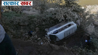धादिङको नौकिलोमा भयानक दुर्घटना: भ्यान सडकबाट खोलामा खस्दा दर्जन घाइते