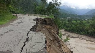 त्रिशूलीको बाढीले कटान गर्दा कृष्णभीरमा २० मिटर सडक भासियो, यातायात प्रभावित