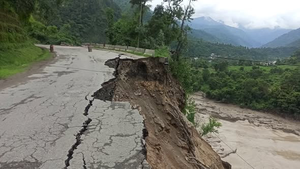 त्रिशूलीको बाढीले कटान गर्दा कृष्णभीरमा २० मिटर सडक भासियो, यातायात प्रभावित
