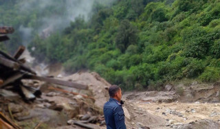 गोरखामा नाम्रुङ खोलाको बाढीले तीन घर बगायो