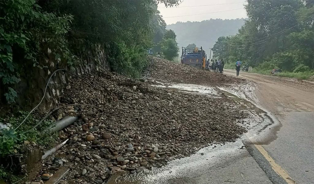 मुग्लिन-नारायणगढको १५ किलोमा लेदो पहिरो : सडक एकतर्फी, खुलाउने प्रयास जारी